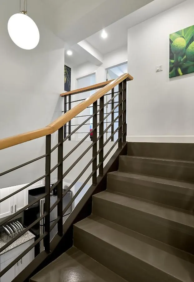 R Hotel كينغستون