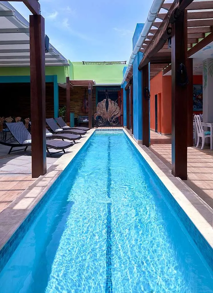 R Hotel كينغستون