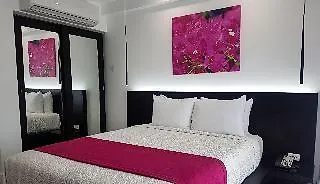 R Hotel كينغستون
