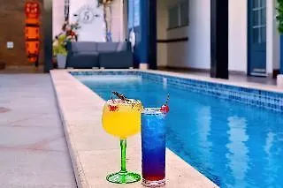 R Hotel كينغستون