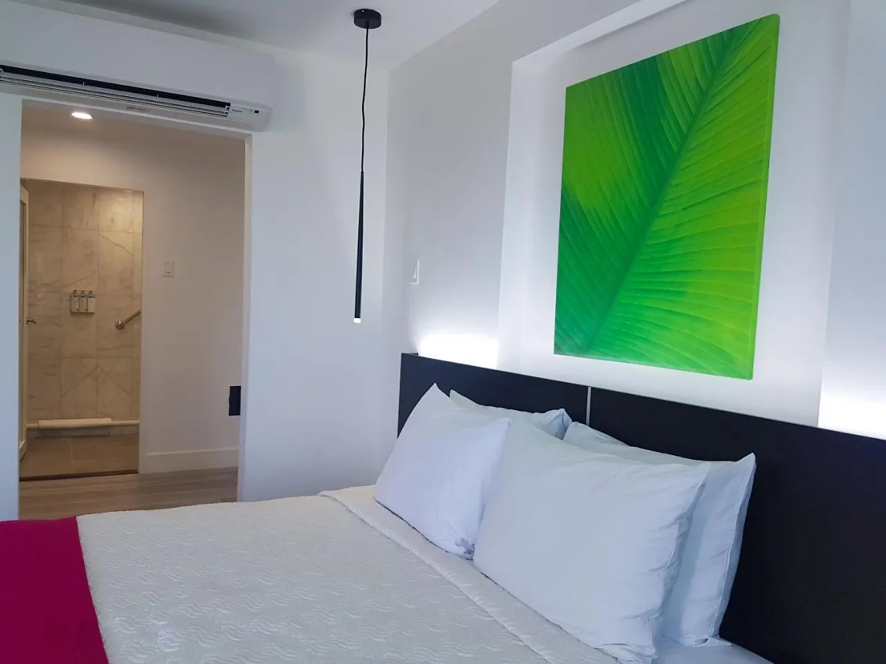 R Hotel كينغستون