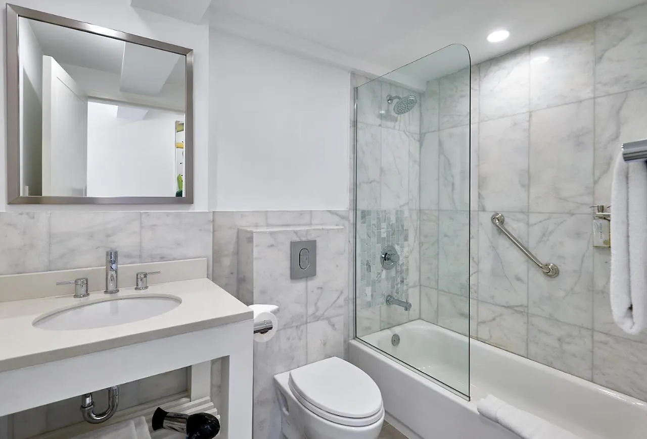 R Hotel كينغستون